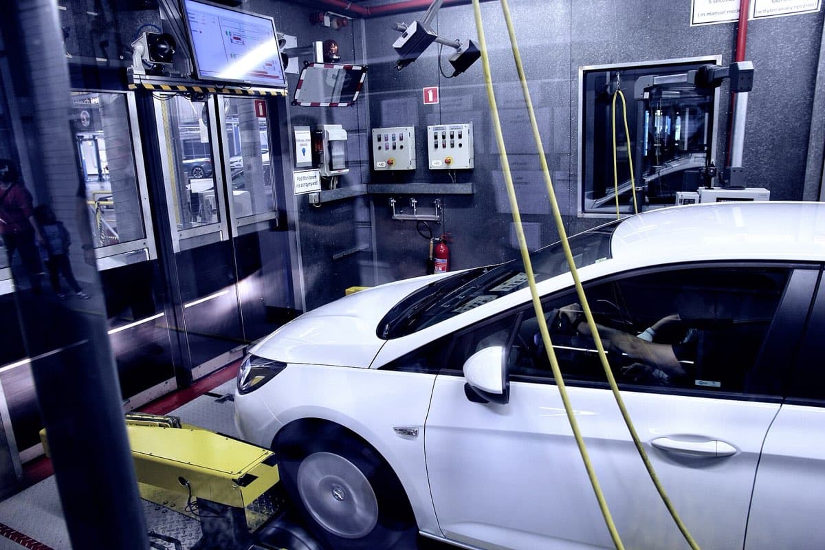 Cabine de dinamômetro de chassi com o carro posicionado sobre os rolos