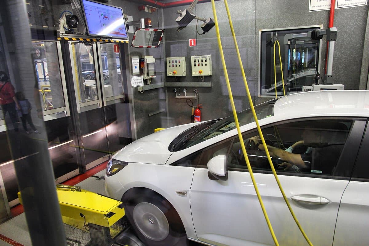 Carro sobre o dinamômetro de rolos durante uma passada de medição